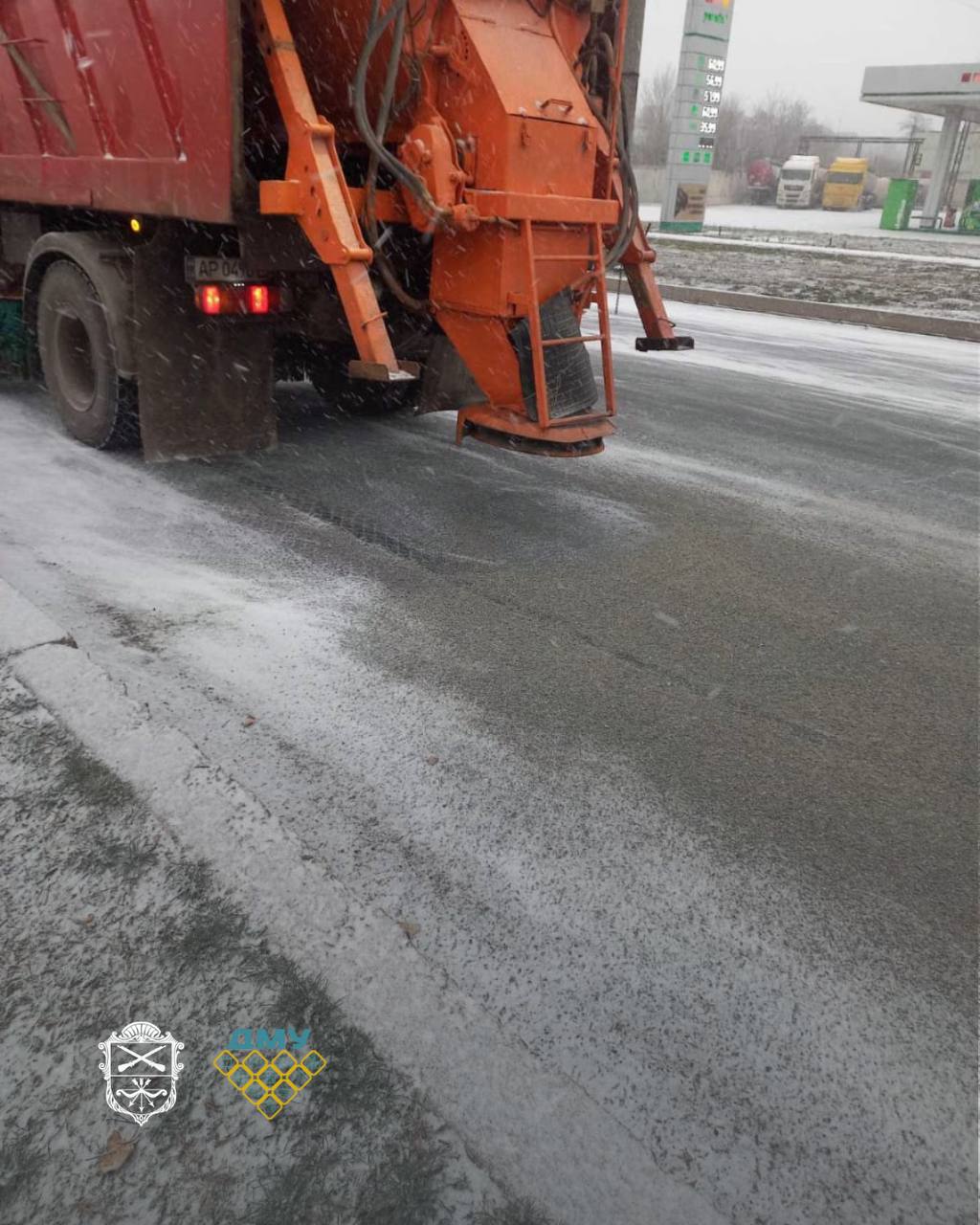 На снігоборотьбу в Запоріжжі вивели понад 40 спецмашин