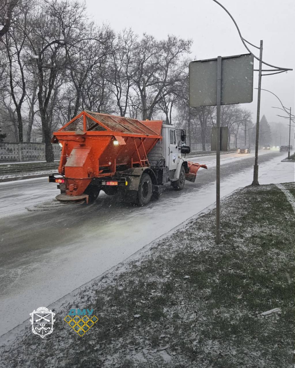На снігоборотьбу в Запоріжжі вивели понад 40 спецмашин