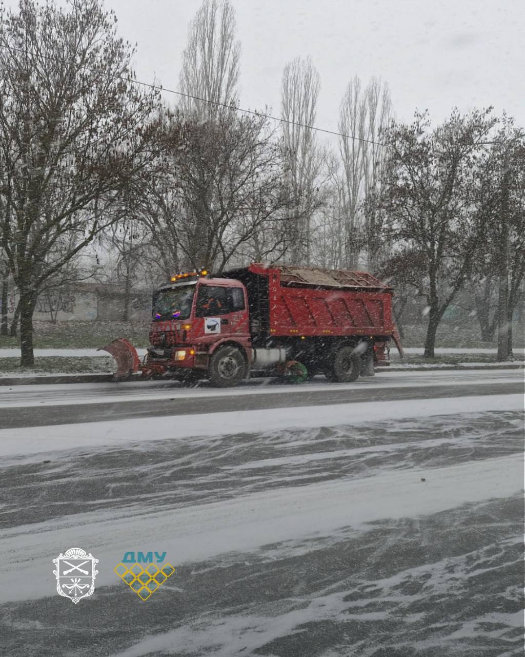 На снігоборотьбу в Запоріжжі вивели понад 40 спецмашин