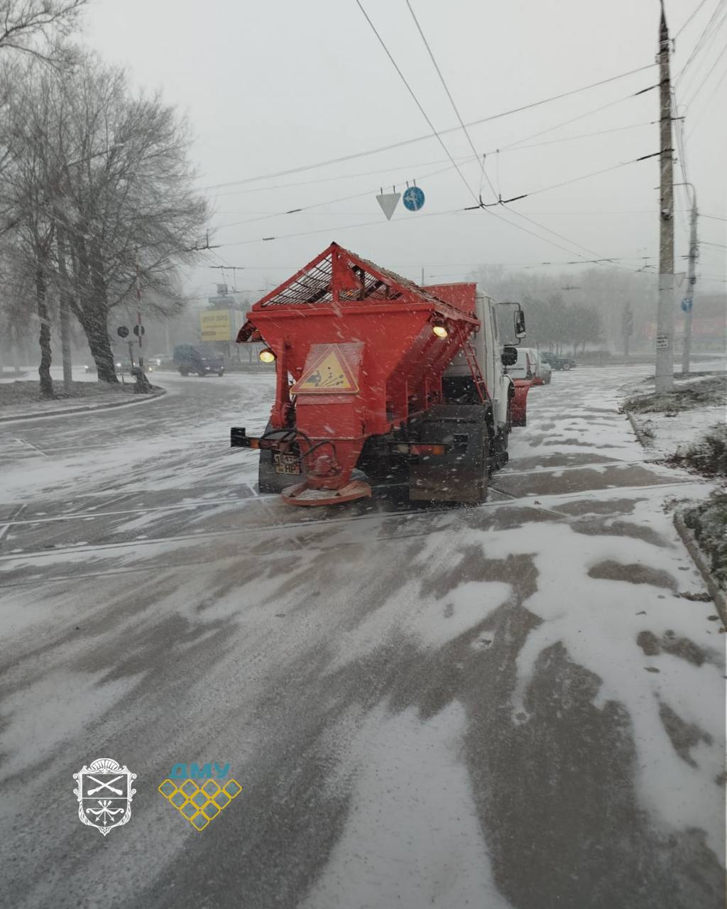 На снігоборотьбу в Запоріжжі вивели понад 40 спецмашин