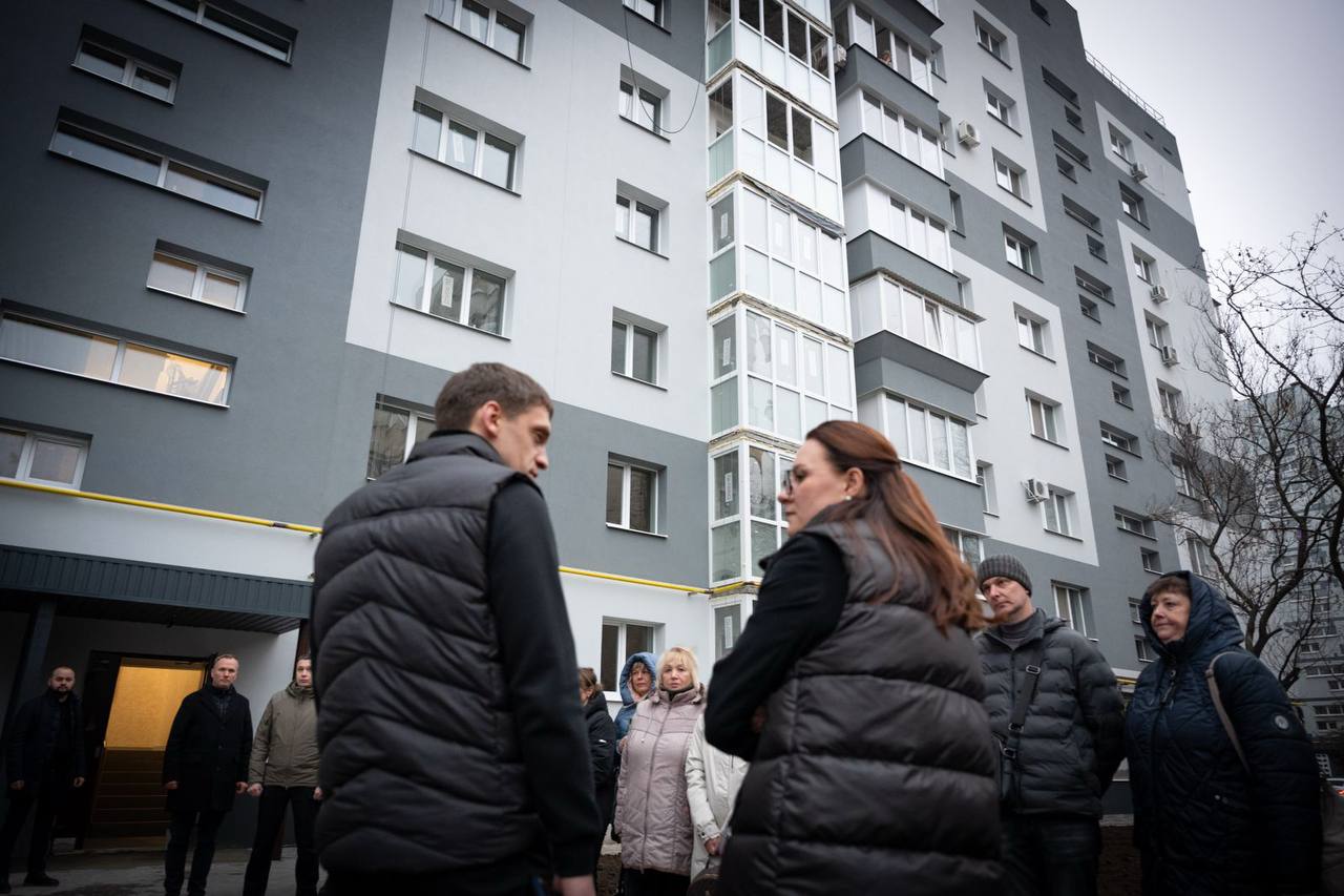 Премьер Юлия Свириденко и глава Запорожской ОВА Иван Федоров на восстановлении многоквартирного дома в Запорожье, разрушенного ударом российских ракет 22 марта 2023 года