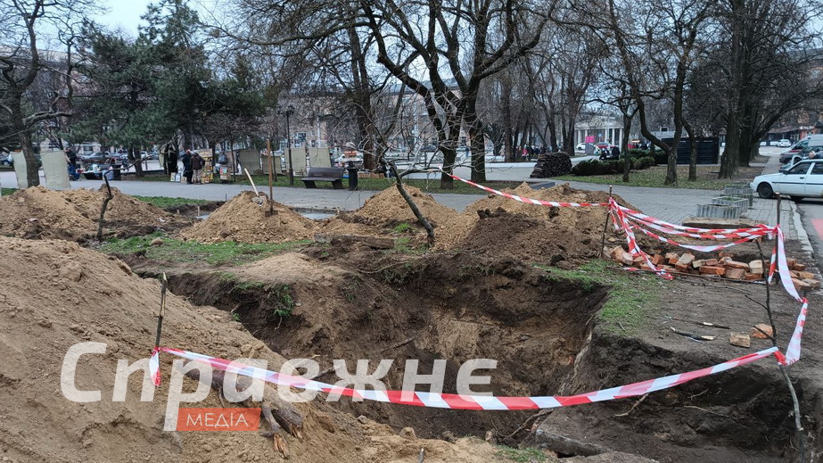 Строительство туалета на площади Художников