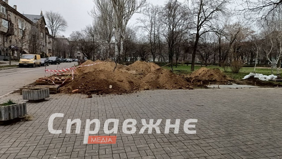 Строительство туалета на площади Художников