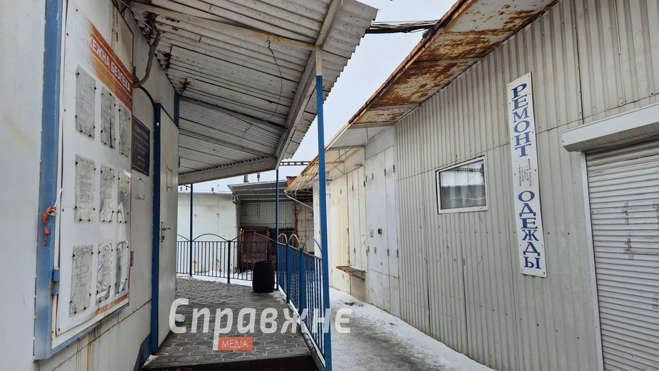 Напротив администрации рынка