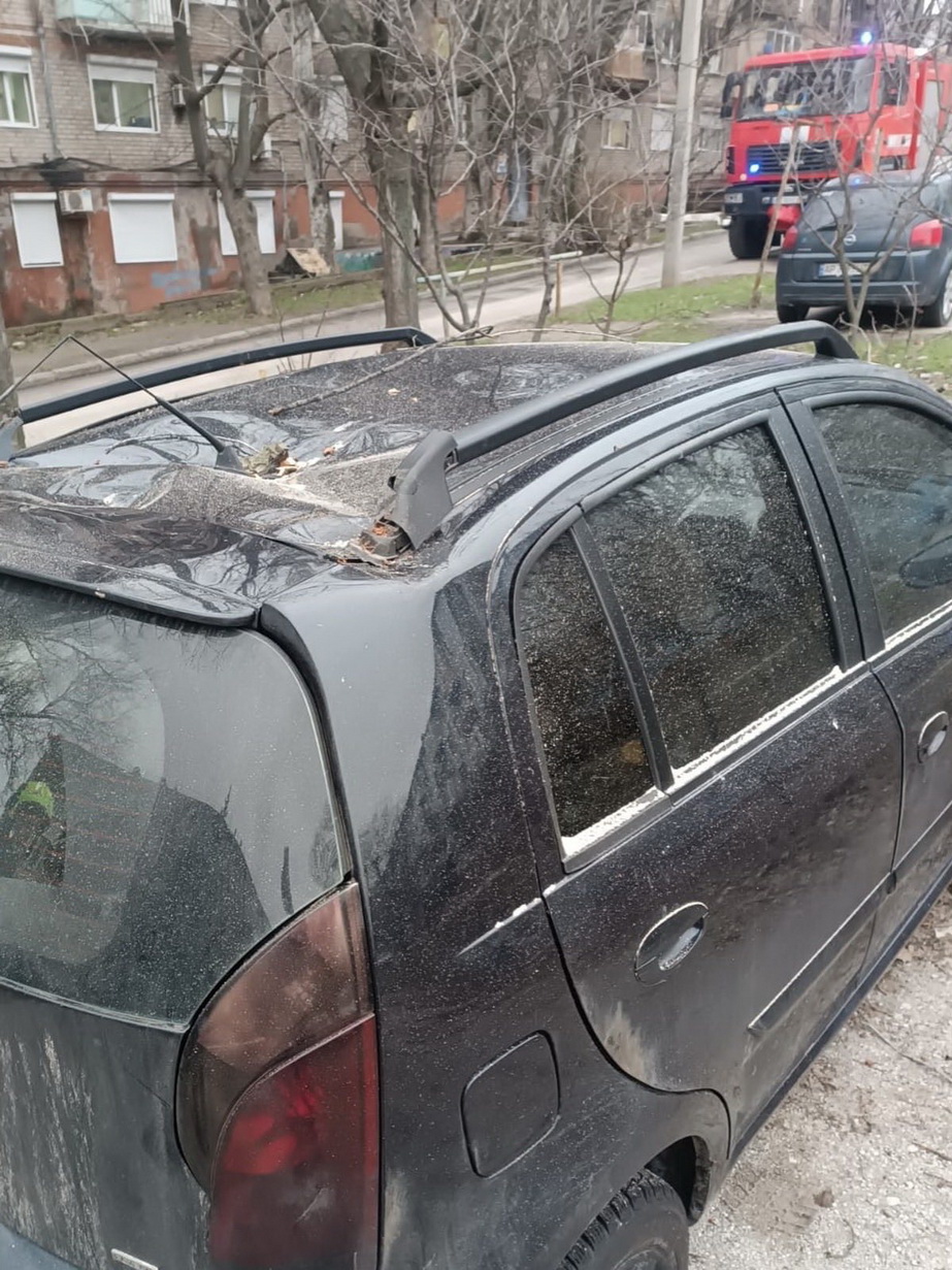 Вітер у Запоріжжі валив дерева на автівки та будинки Негода повалила в Запоріжжі десятки дерев