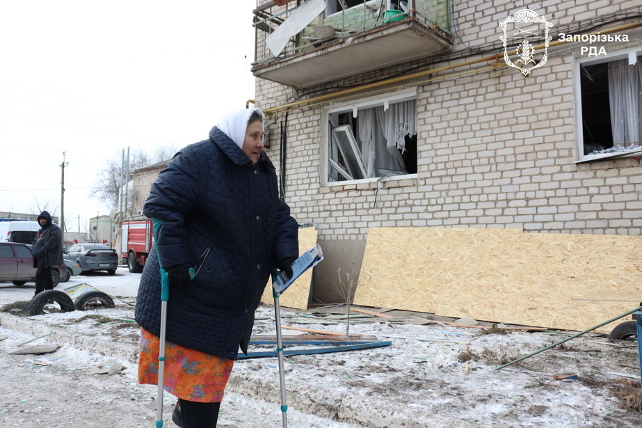 Люди сиділи ніч в укритті – кадри з Комишувахи після бомбування