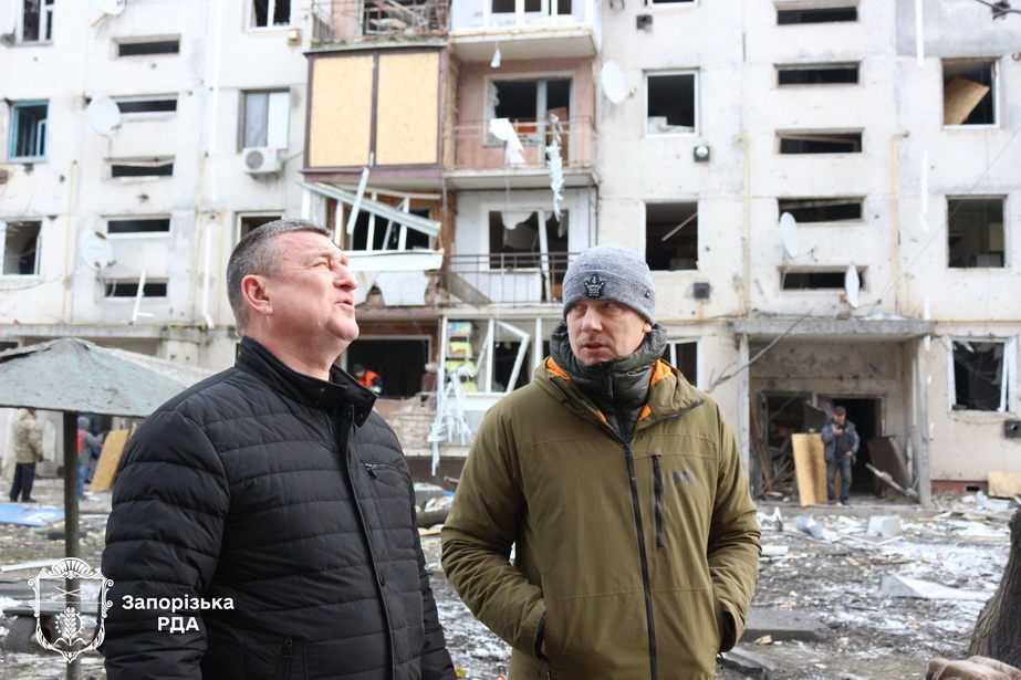 Люди сиділи ніч в укритті – кадри з Комишувахи після бомбування