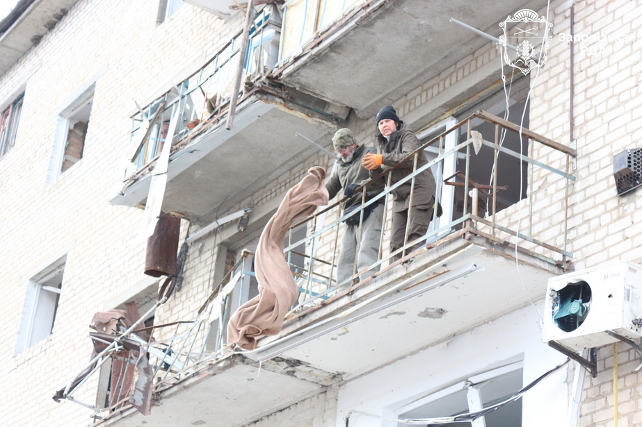 Люди сиділи ніч в укритті – кадри з Комишувахи після бомбування