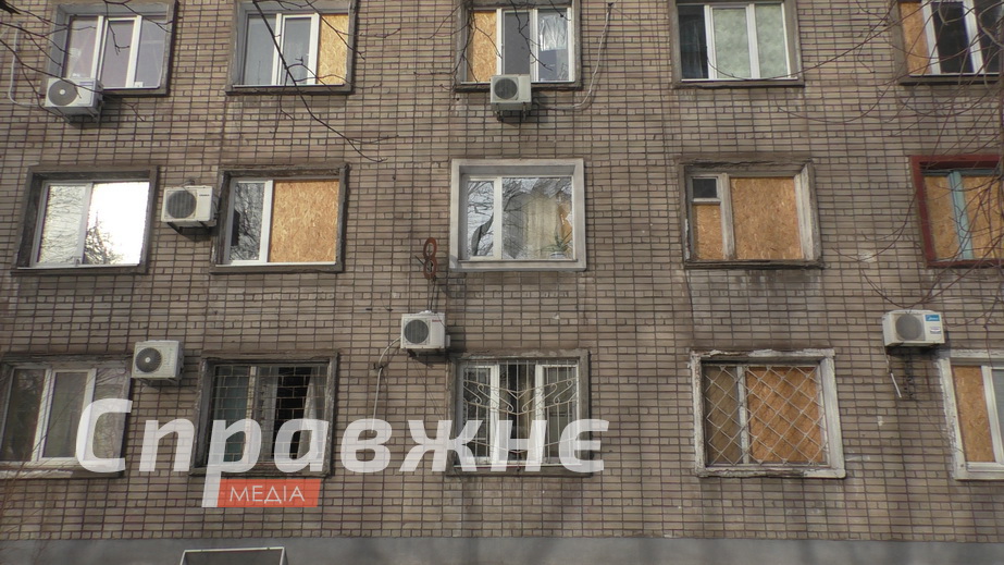 Комунальники закрили вікна