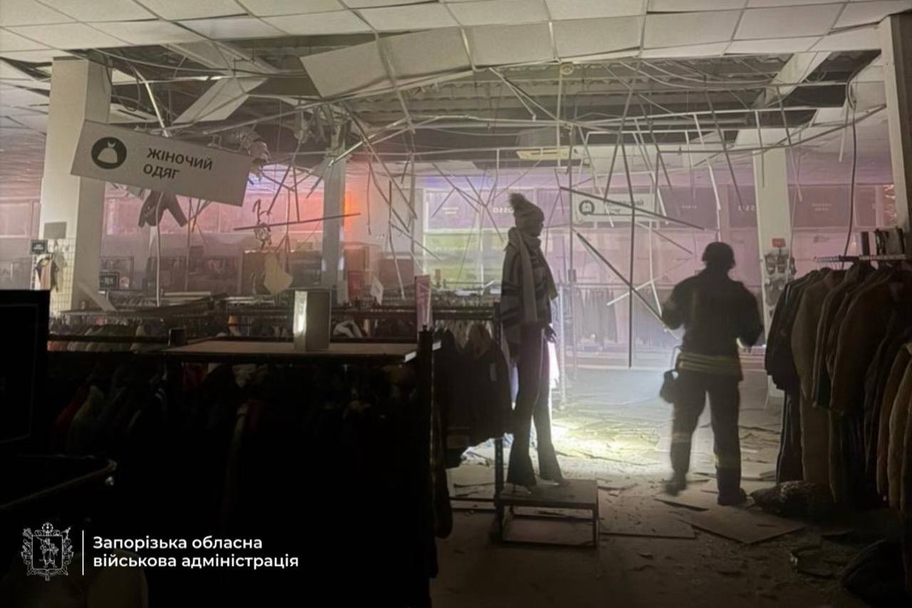 Россияне ударили по ТЦ в Запорожье
