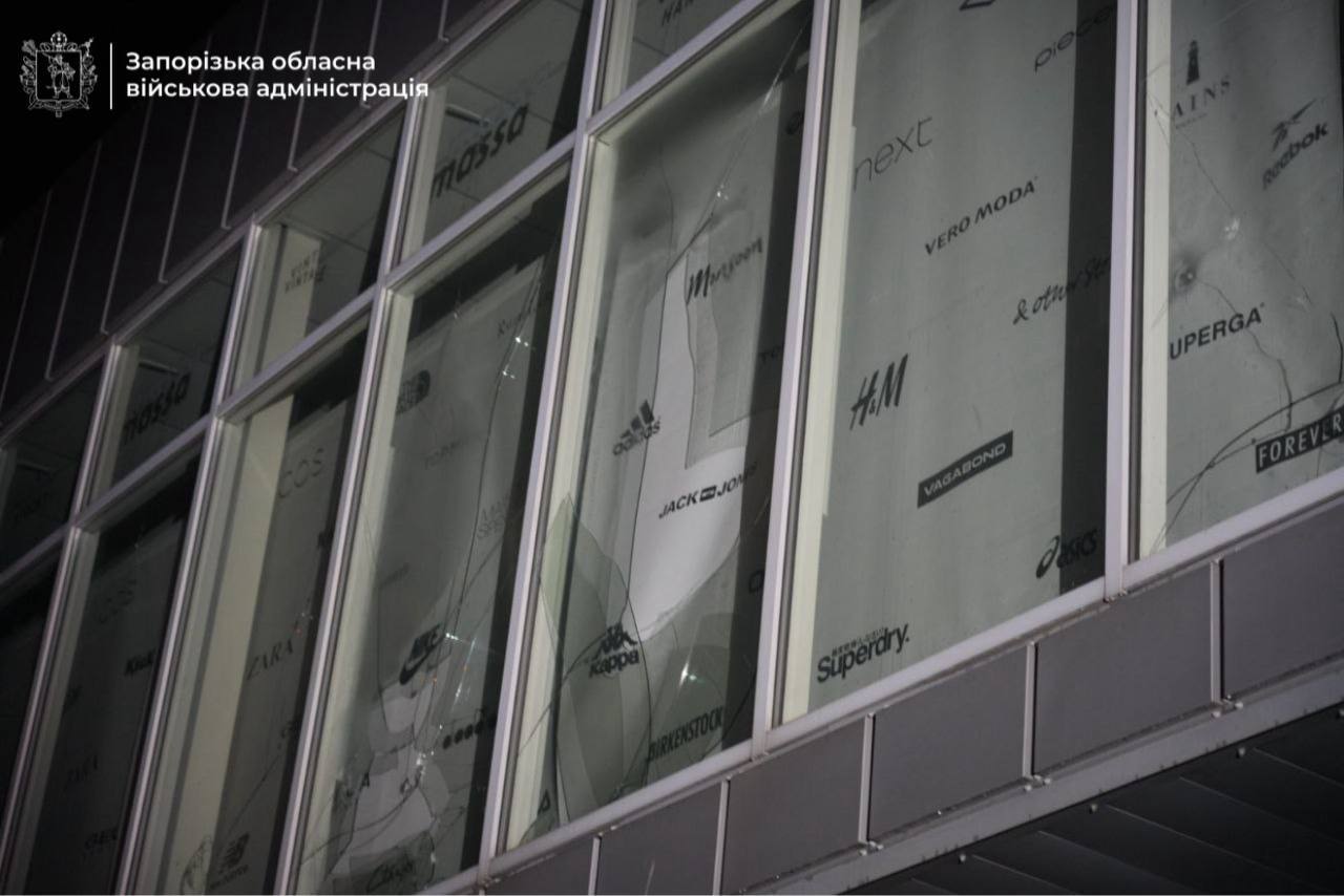 Россияне ударили по ТЦ в Запорожье