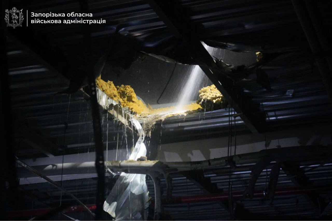Россияне ударили по ТЦ в Запорожье