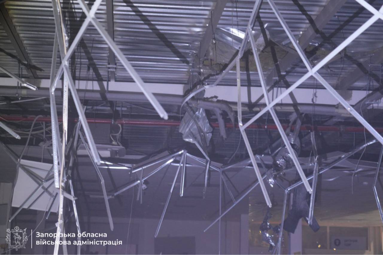 Россияне ударили по ТЦ в Запорожье