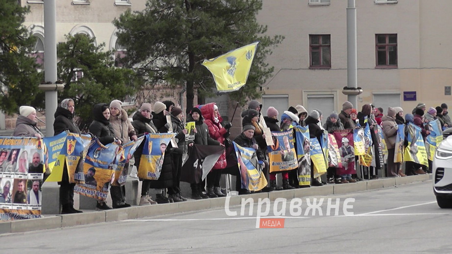 У Запоріжжі не припиняють нагадувати про військовополонених і безвісти зниклих захисників У Запоріжжі відбулася перша цього року акція "Не мовчи – полон вбиває"
