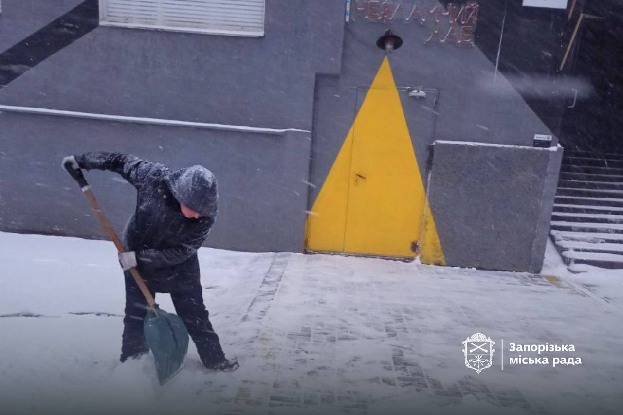 Комунальники насамперед розчищають підходи до укриттів Запоріжжя засипає снігом