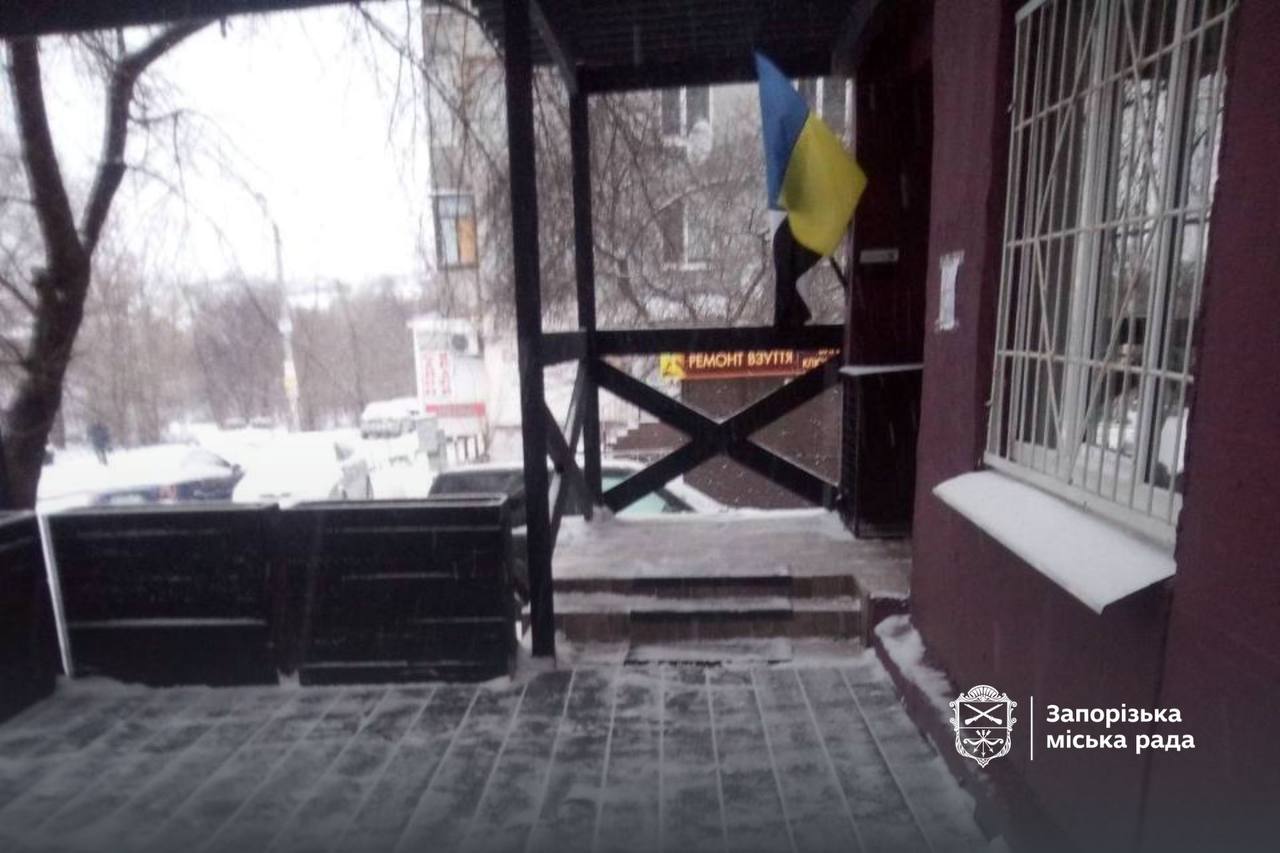 Комунальники насамперед розчищають підходи до укриттів Запоріжжя засипає снігом