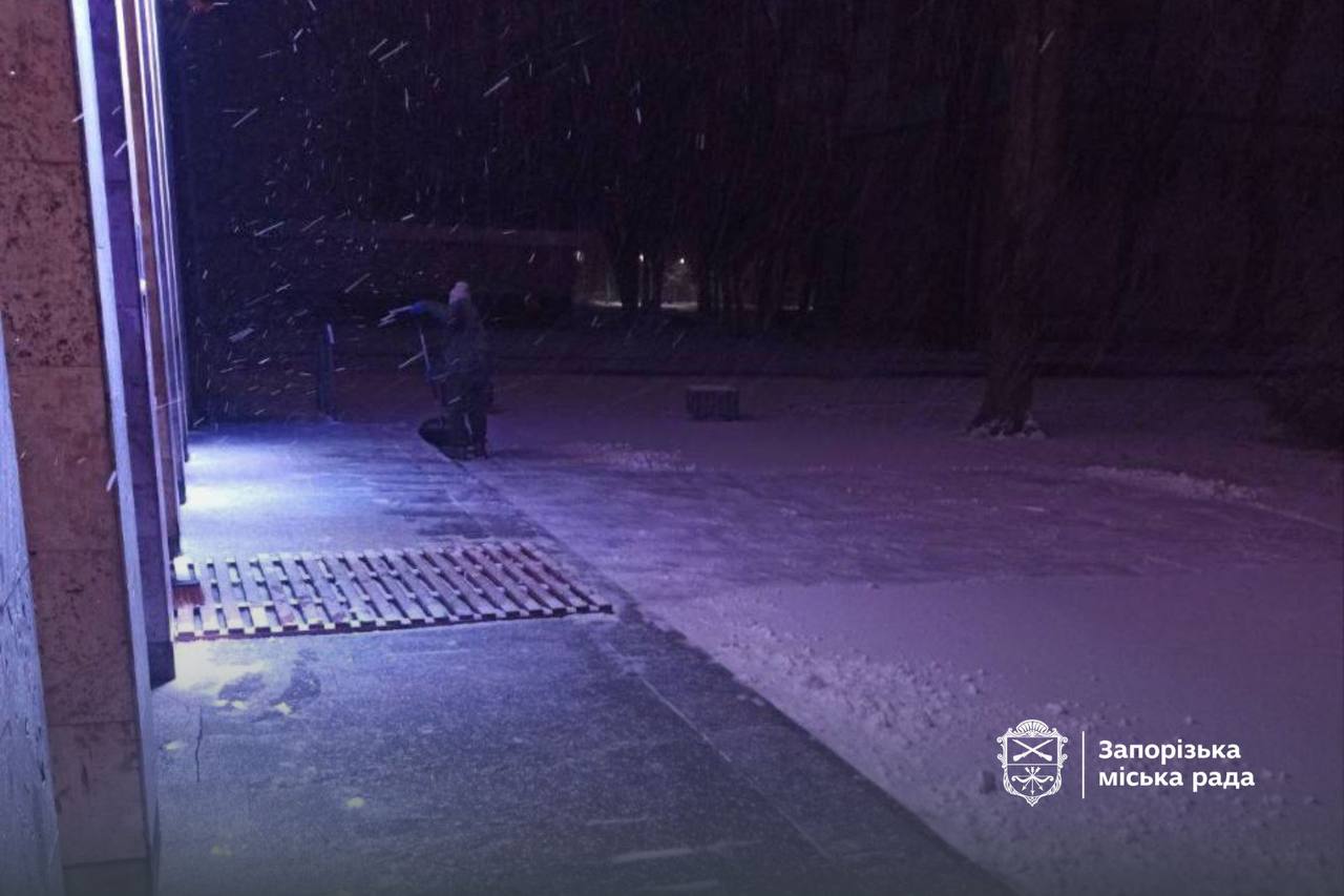 Комунальники насамперед розчищають підходи до укриттів Запоріжжя засипає снігом