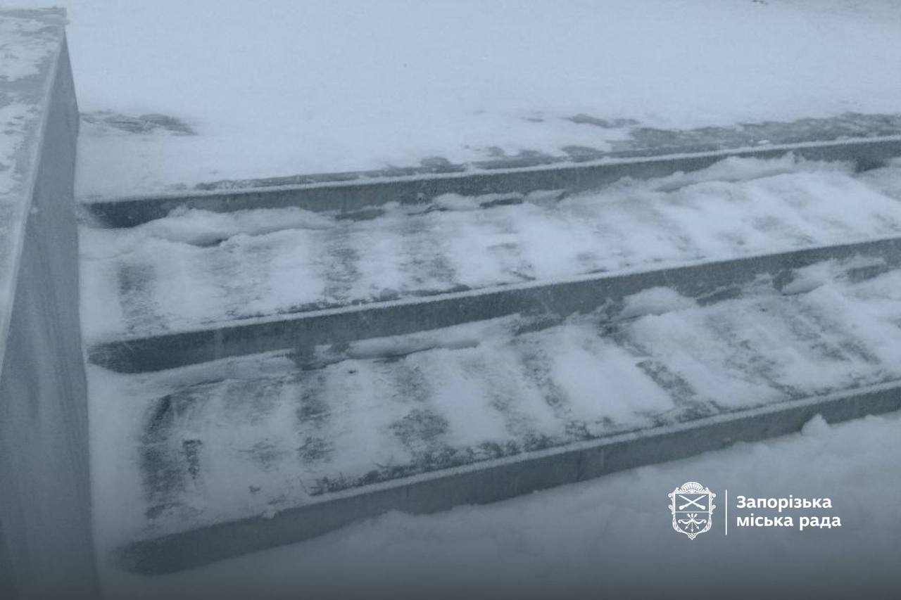Комунальники насамперед розчищають підходи до укриттів Запоріжжя засипає снігом