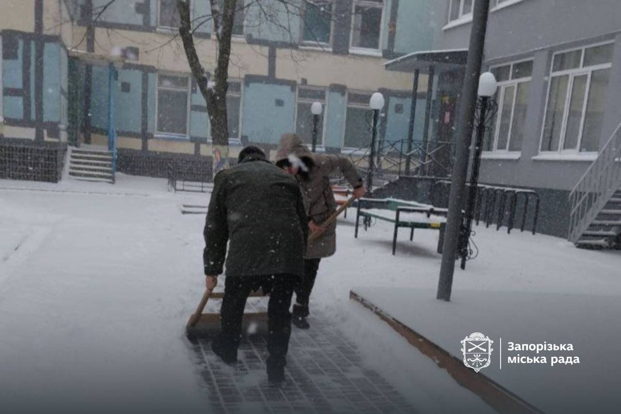 Запоріжжя засипає снігом 