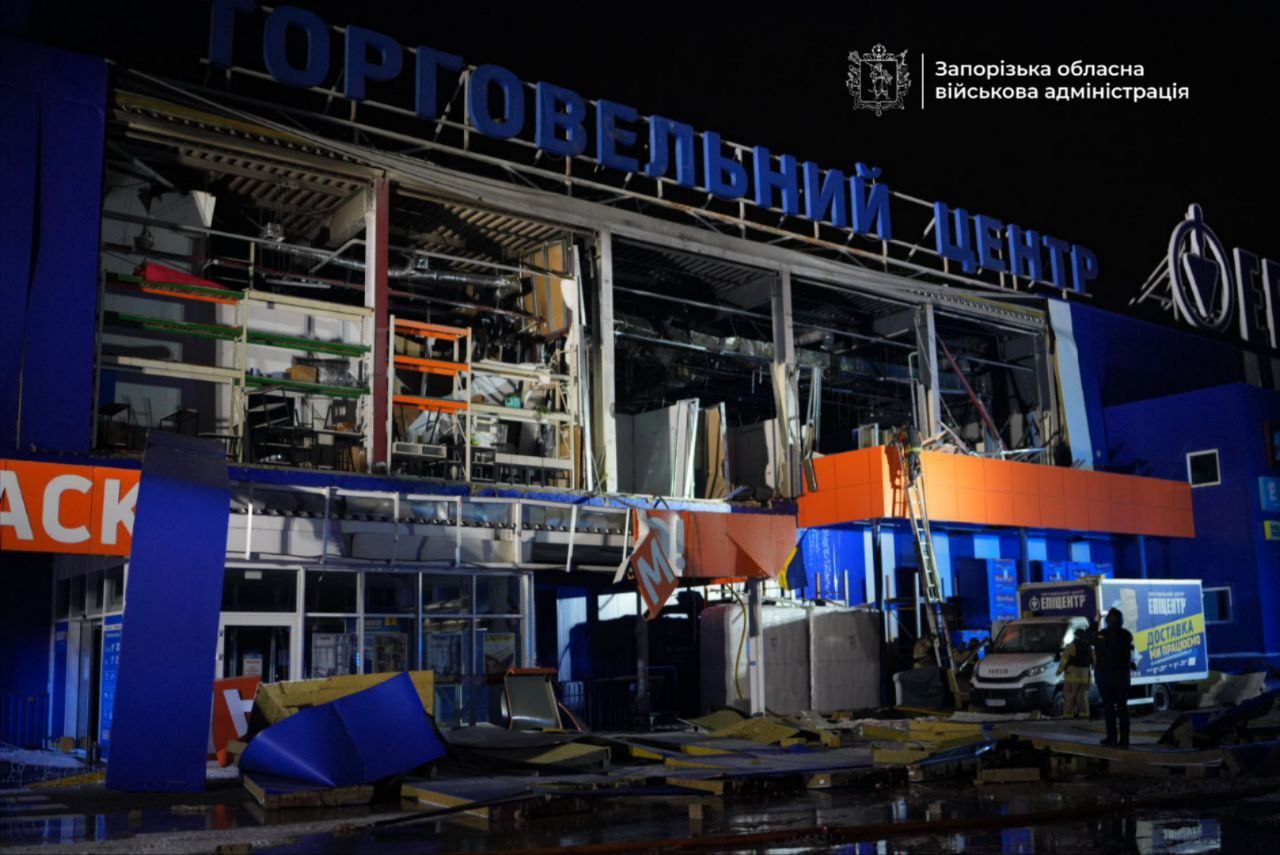 Враг попал в автостоянку возле одного из местных "Эпицентров"