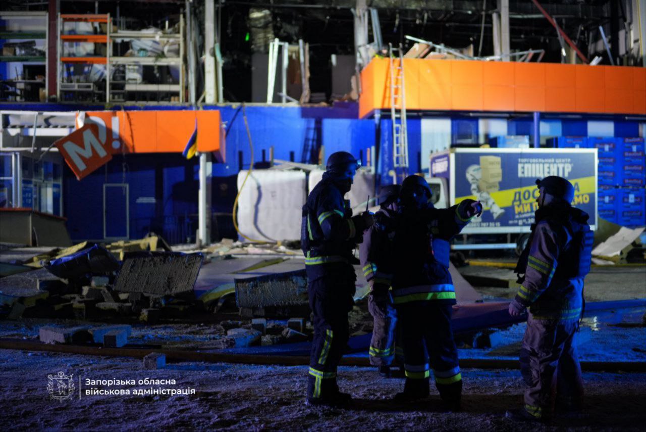 Враг попал в автостоянку возле одного из местных "Эпицентров"