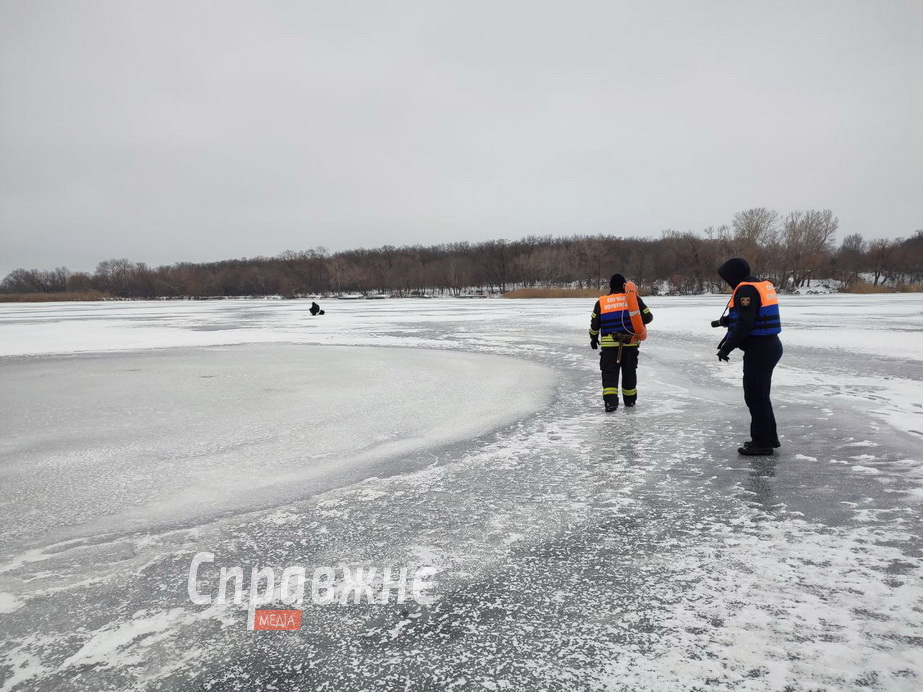Спасатели вышли на лед в Запорожье