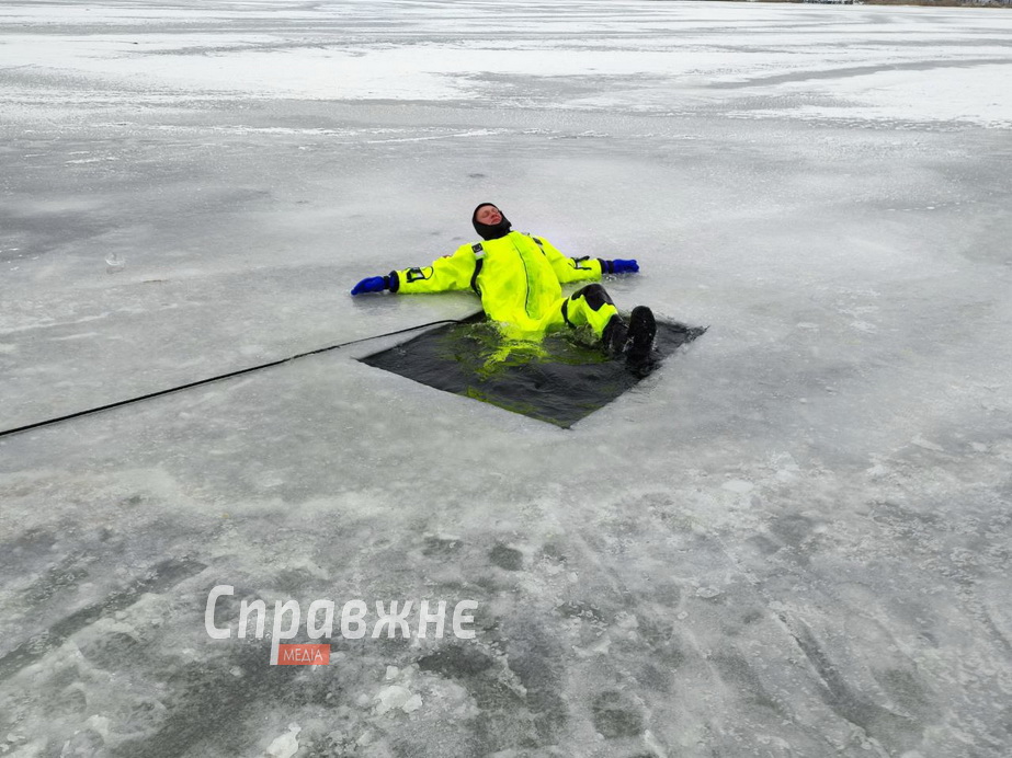Спасатели вышли на лед в Запорожье