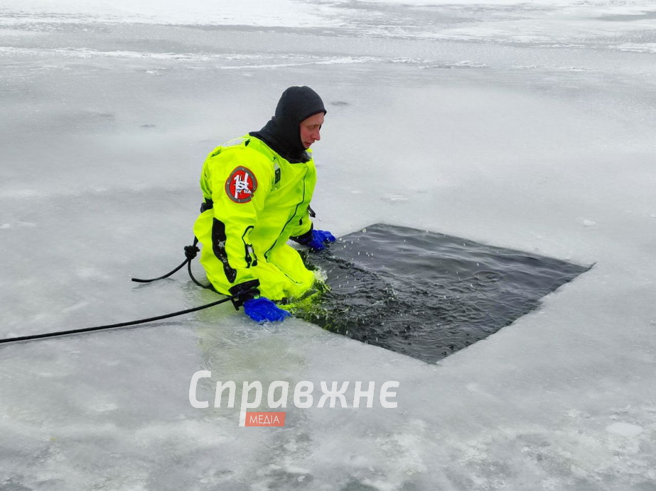 Спасатели вышли на лед в Запорожье