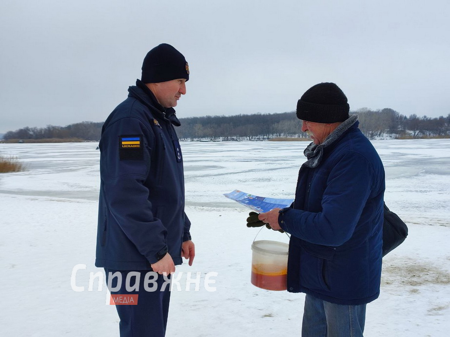 Спасатели вышли на лед в Запорожье