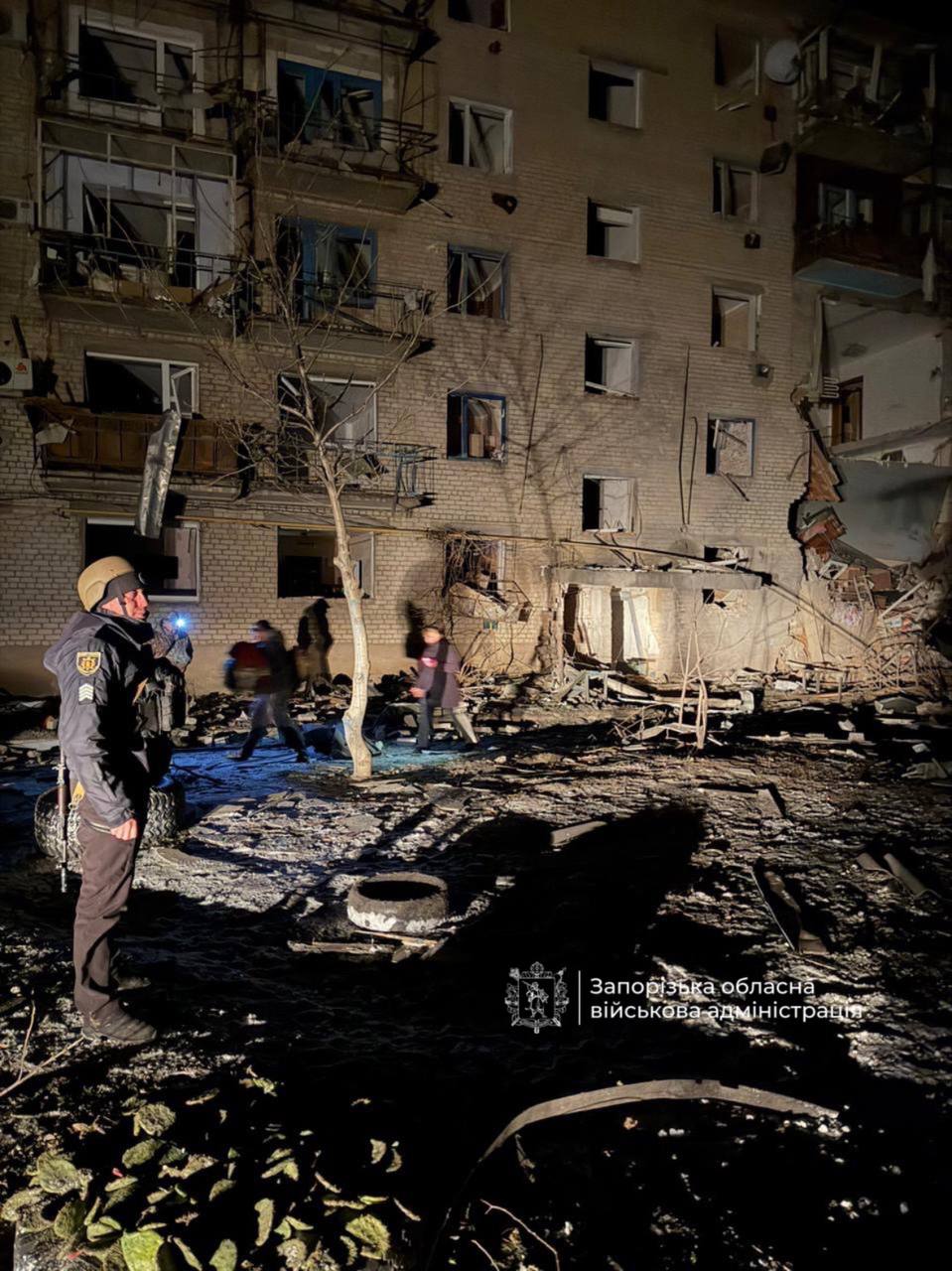 У селищі Комишуваха Запорізького району зросла кількість поранених внаслідок ворожого бомбування Окупанти завдали чотирьох ударів по селищу, пошкодивши будинки