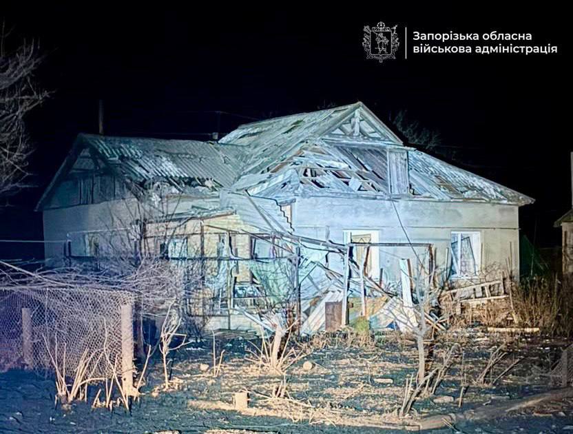 Окупанти завдали чотирьох ударів по селищу, пошкодивши будинки