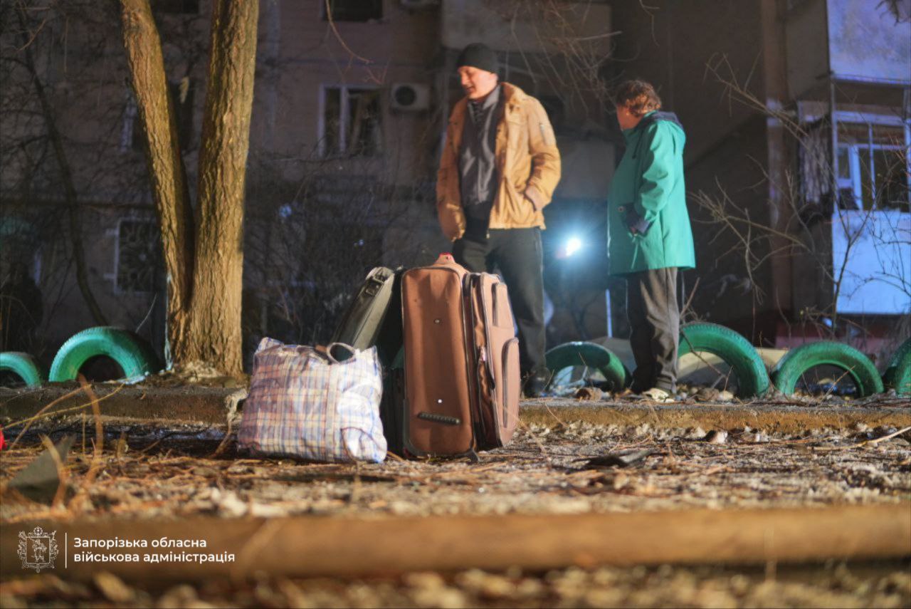 У Запоріжжі – "приліт" у двір багатоповерхівки: що відомо про наслідки