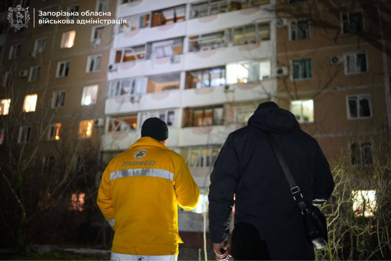 Пострадали промышленная инфраструктура и жилищный фонд: РФ ночью гатила по Запорожью Удар повредил очередную многоэтажку в спальном районе города