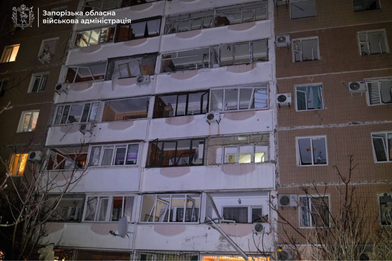 Пострадали промышленная инфраструктура и жилищный фонд: РФ ночью гатила по Запорожью Удар повредил очередную многоэтажку в спальном районе города