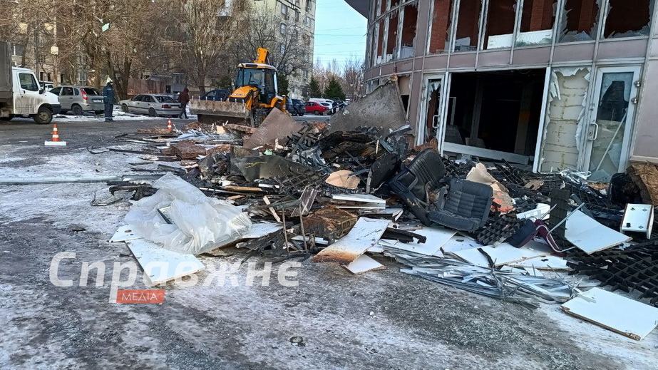 Наслідки удару по торогово-офісному центру