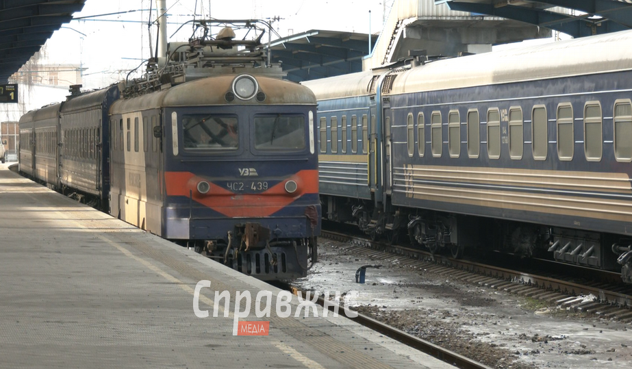 Как пассажиры железной дороги добираются до Запорожья – репортаж из Днепра