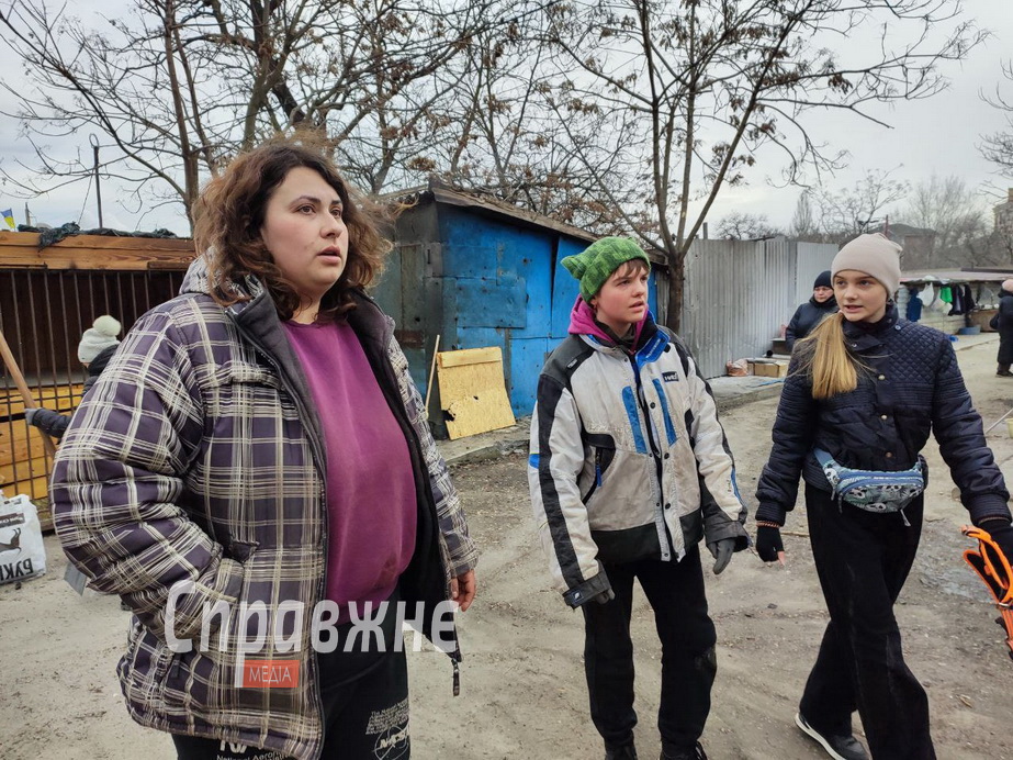 Від ранку, щойно стало відомо про трагедію в притулку, сюди потягнулися небайдужі Волонтери і працівники наводять лад у притулку після атаки