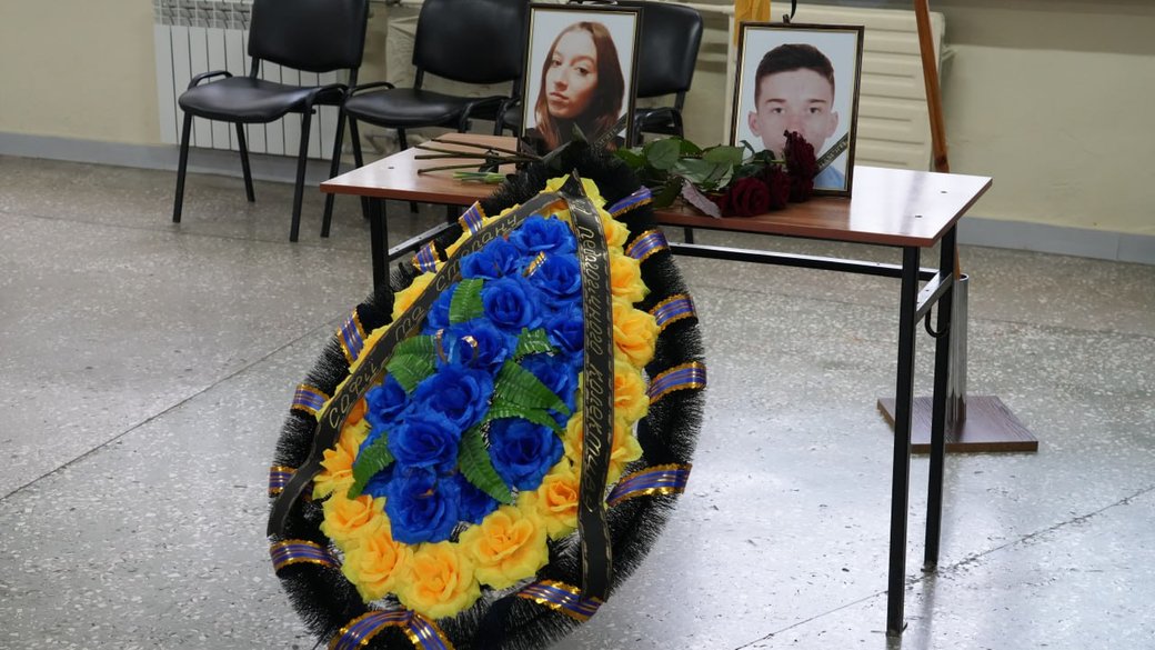 Проститися з вбитими ворожим дроном Софією і Степаном прийшли сотні жителів Запоріжжя 