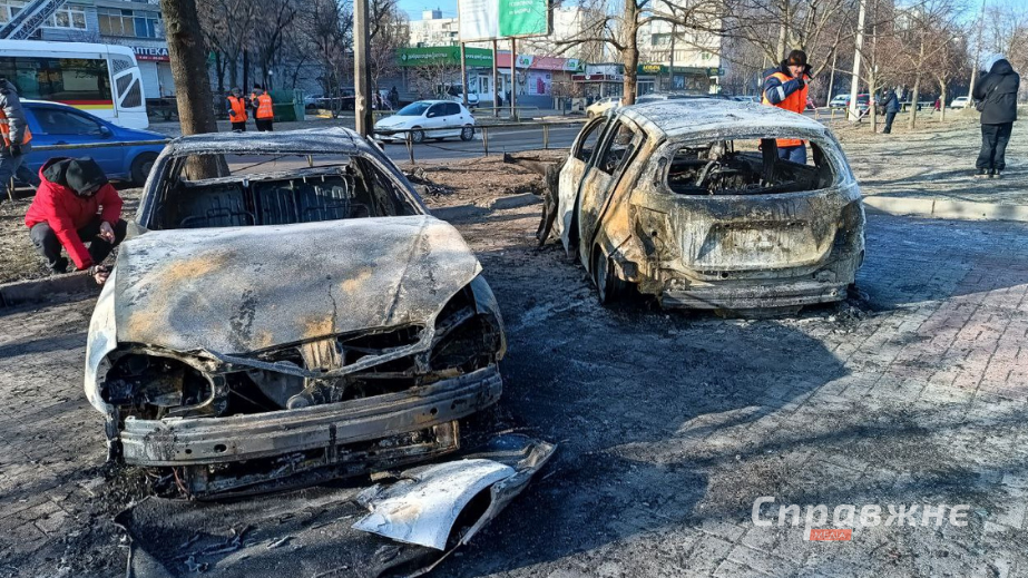 Запоріжці влаштували стихійний меморіал на місці загибелі юнака і юначки 