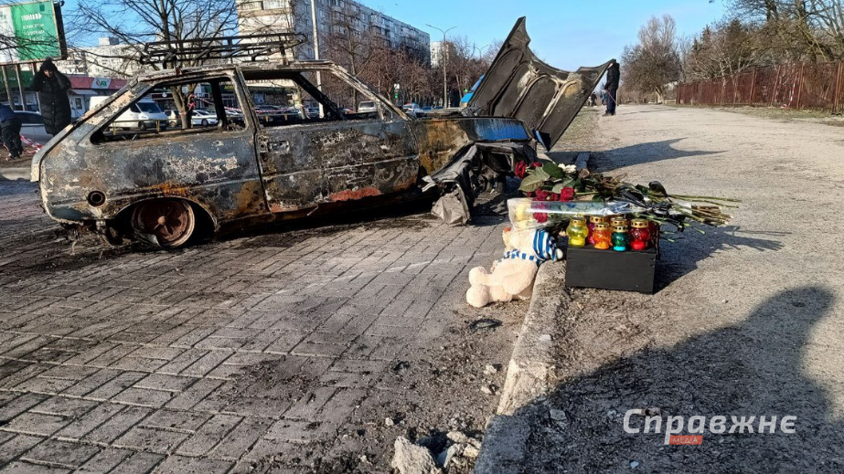 Запоріжці влаштували стихійний меморіал на місці загибелі юнака і юначки 