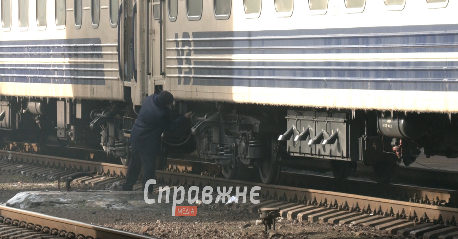 Як пасажири залізниці дістаються Запоріжжя – репортаж з Дніпра