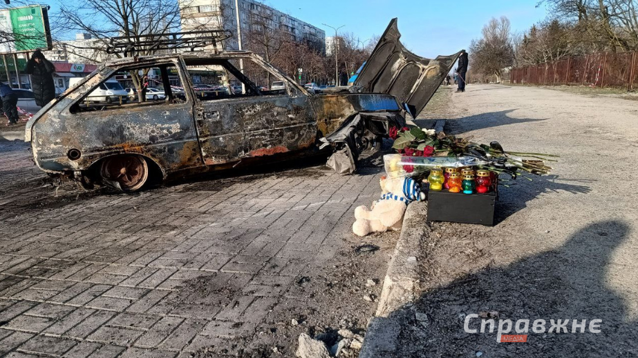 Запоріжці влаштували стихійний меморіал на місці загибелі юнака і юначки 