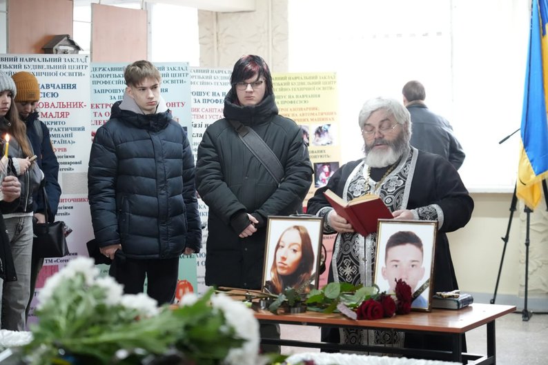 Проститися з вбитими ворожим дроном Софією і Степаном прийшли сотні жителів Запоріжжя 