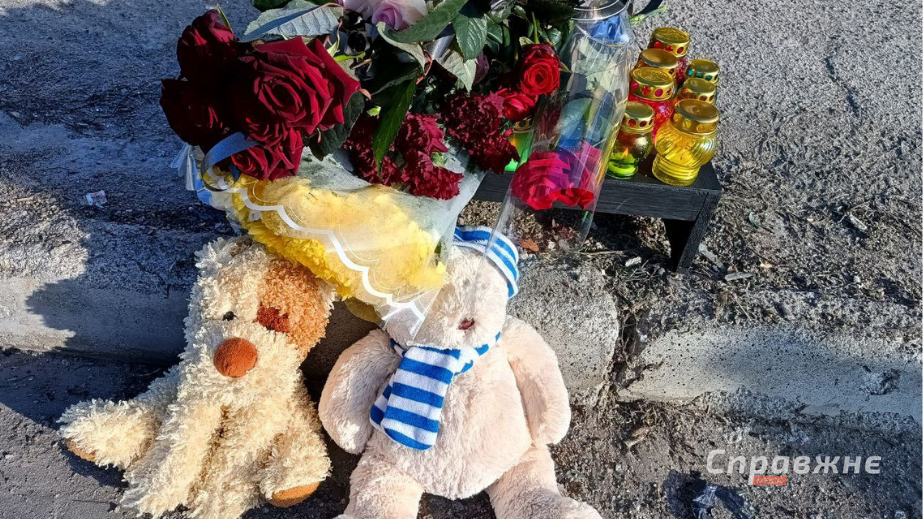 Запоріжці влаштували стихійний меморіал на місці загибелі юнака і юначки 