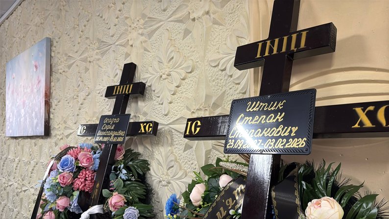 Проститися з вбитими ворожим дроном Софією і Степаном прийшли сотні жителів Запоріжжя 