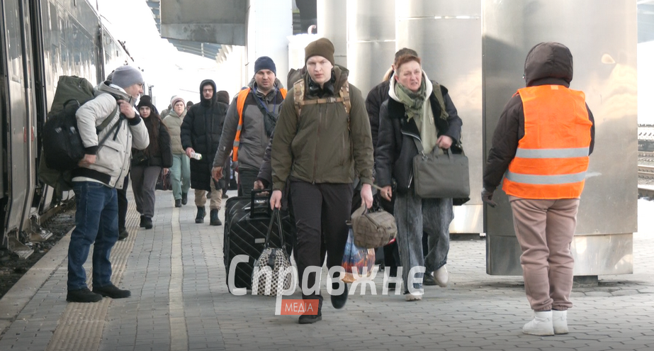 Як пасажири залізниці дістаються Запоріжжя – репортаж з Дніпра