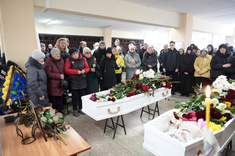 Проститися з вбитими ворожим дроном Софією і Степаном прийшли сотні жителів Запоріжжя 