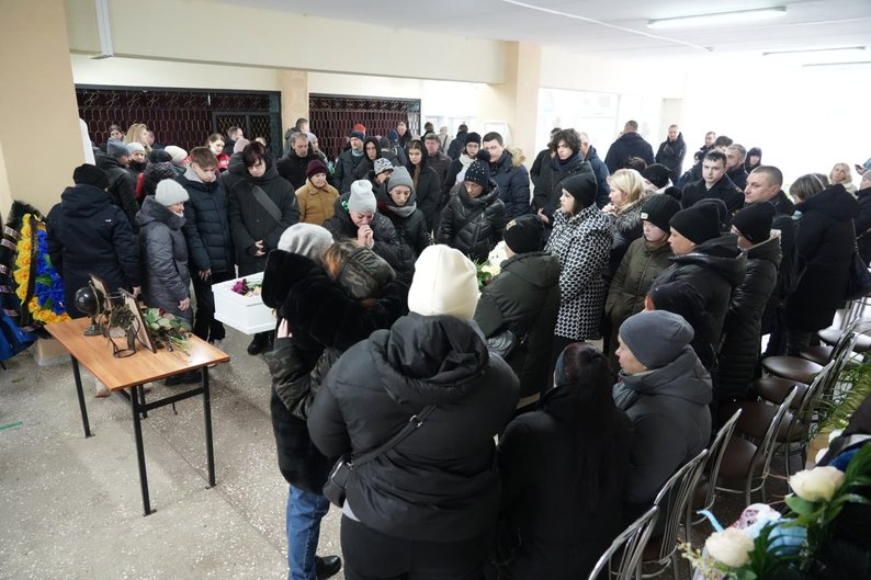 Проститися з вбитими ворожим дроном Софією і Степаном прийшли сотні жителів Запоріжжя 