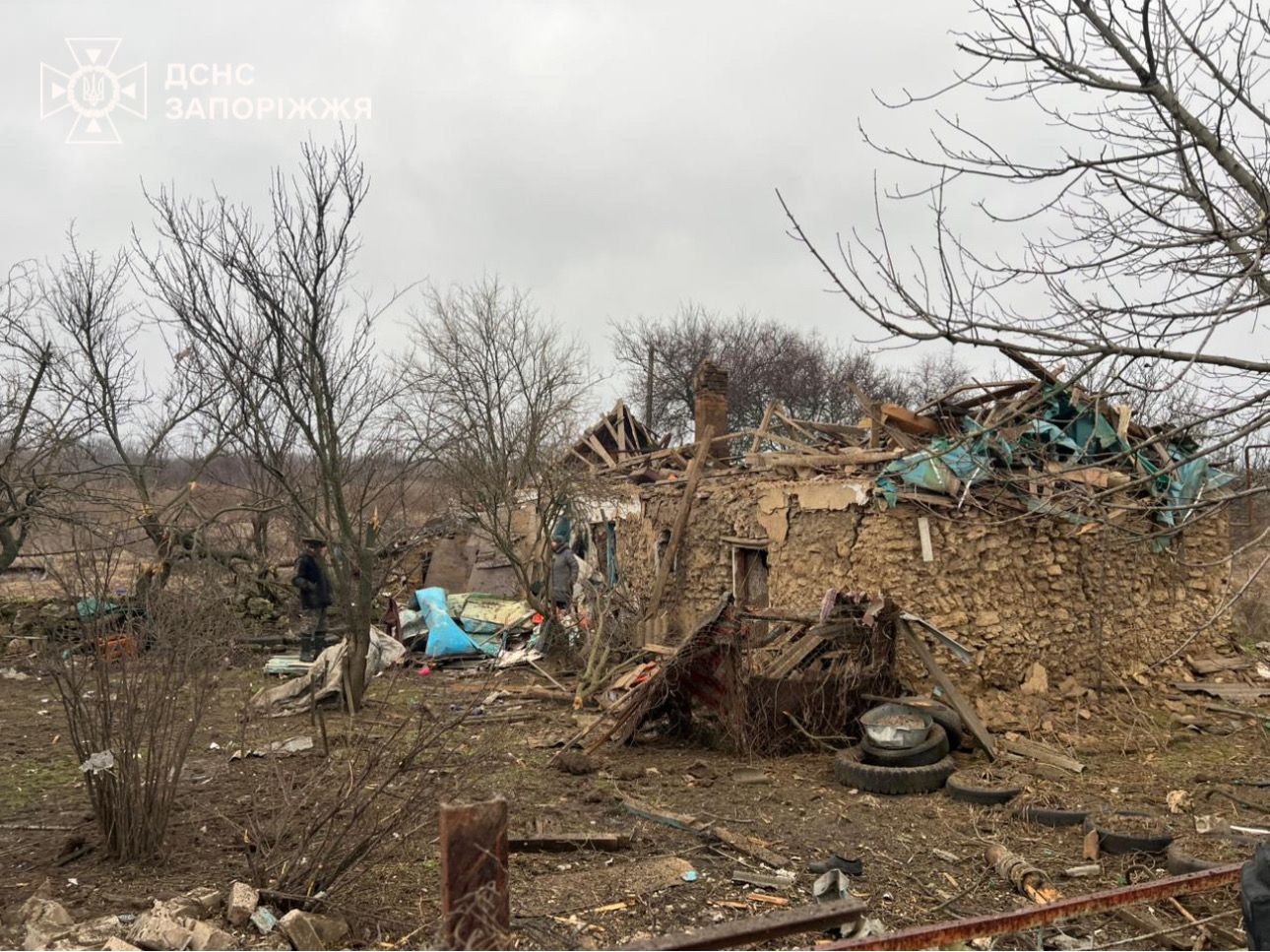 Наслідки бомбування селища Запорізького району показали рятувальники 