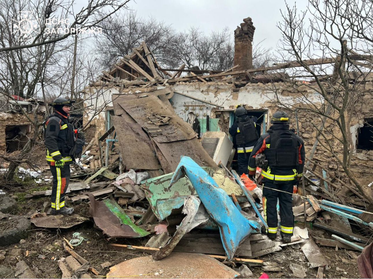 Наслідки бомбування селища Запорізького району показали рятувальники 
